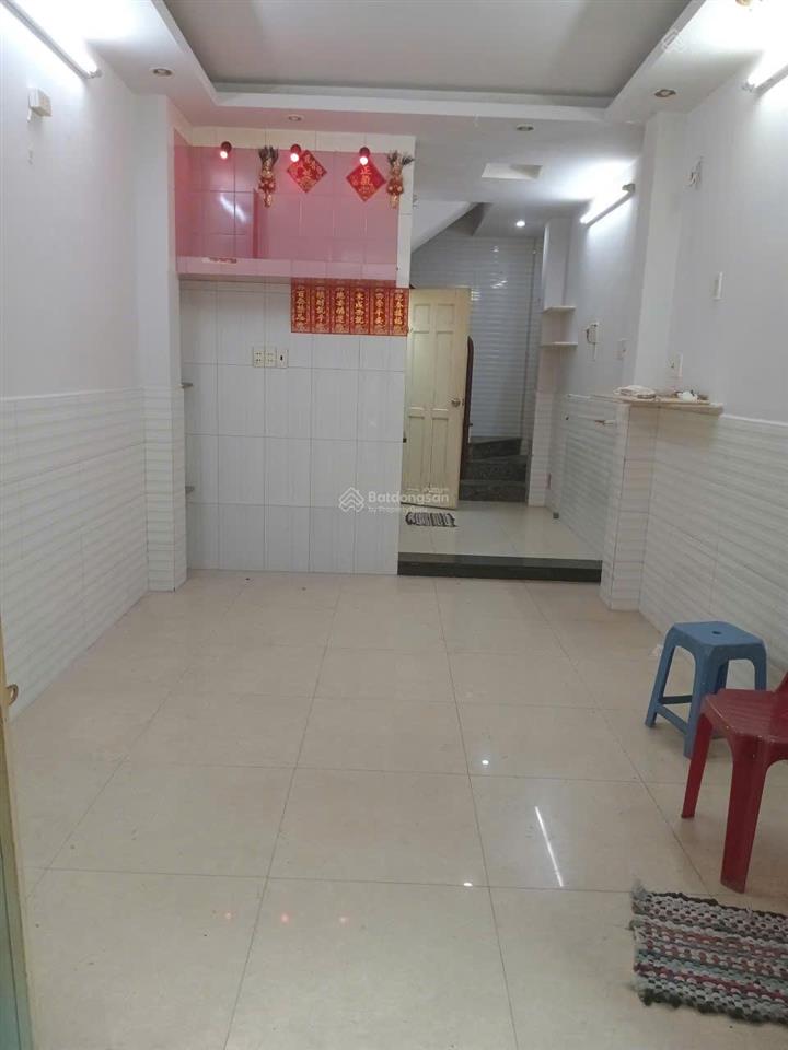 Cho thuê nhà trần gần chợ thiếc đường trần quý 4pn nhỏ ,2 nhà vệ sinh ở tầng trệt và sân thượng