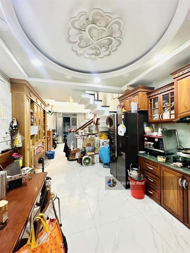 Mtkd trần bá giao gần dương quảng hàm, dt vuông vức 4mx19m=76m2. 1 trệt 2 lầu st kiên cố!