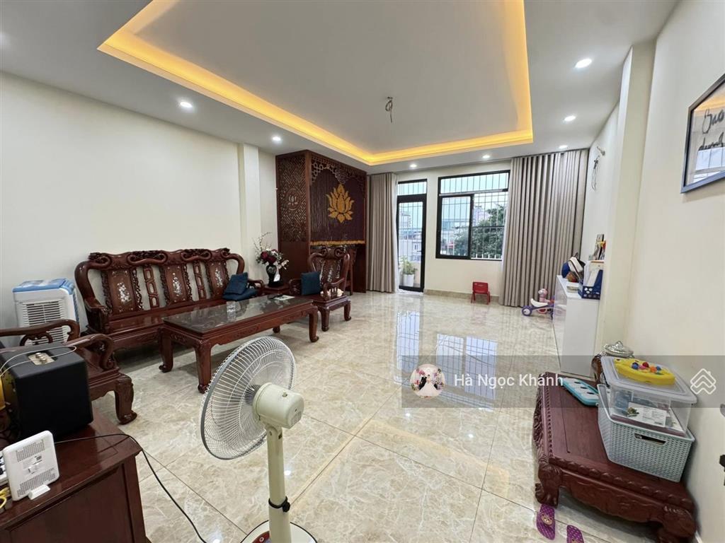 Giá hời khu 300tr/m  nguyễn khánh toàn  phân lô ô tô tránh thông  5 tầng  2 thoáng  ở sướng