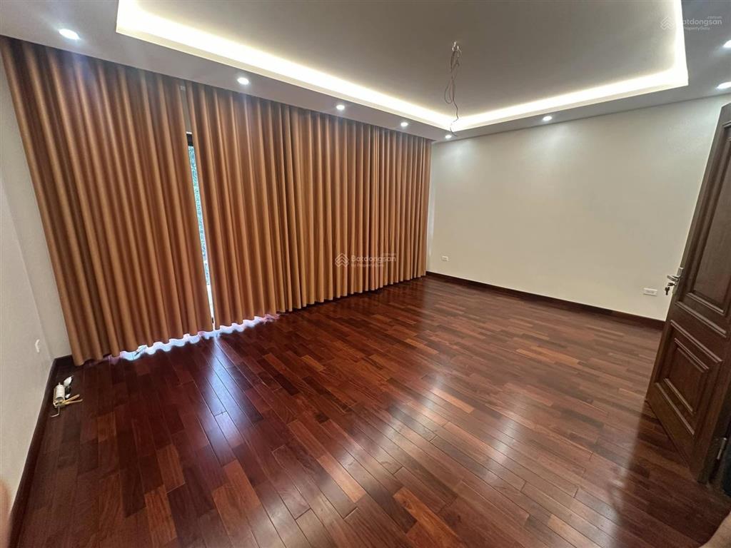 Trần quốc hoàn | phân lô ô tô | thông bàn cờ | 2 thoáng | 6 tầng nhà đẹp | ở sướng  k.doanh ngon