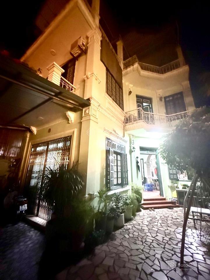 Hàng hiếm biệt thự sân vườn trong lòng phố giá rẻ trung tâm việt hưng