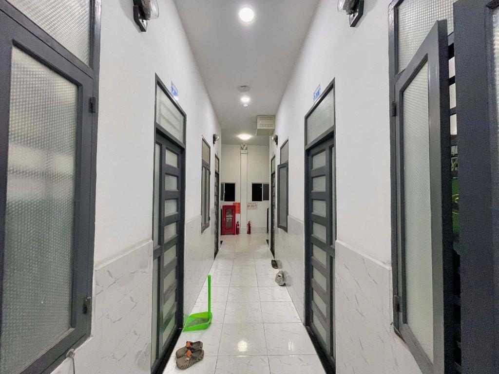 TOÀ CHDV 28 PHÒNG - 195m² (9 × 21.6) - 5 TẦNG - KHOÁN 100TR/THÁNG