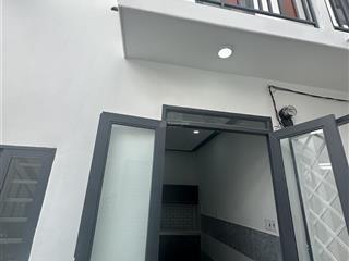 Chị tôi cần bán căn nhà ngay kcn hoàng gia mới xây, dt 28m2 giá chị tôi bán 395tr, giấy tờ đầy đủ