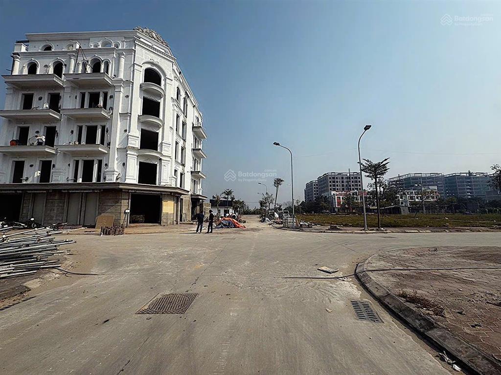 Bán căn xẻ khe hiếm đất đấu giá bạch đa cạnh chung cư, diện tích 105m2, giá cực tốt 62 triệu/m2