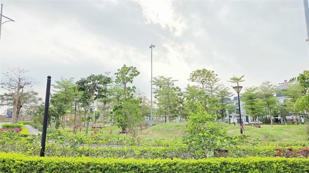 Biệt thự song lập 250m2 cách công viên chỉ 50m, tổng tiền 17,x tỷ bao gồm thuế phí chuyển nhượng