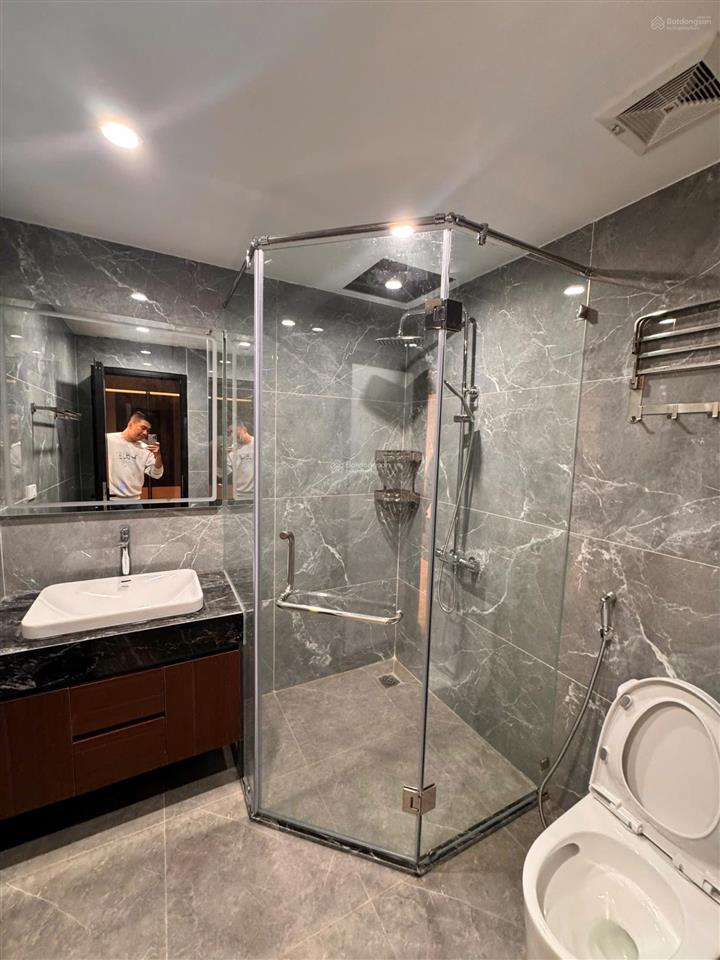 Cần tiền bán gấp nhà bát khối 7 tầng 52m2, thang máy, gara ô tô full nội thất cao cấp