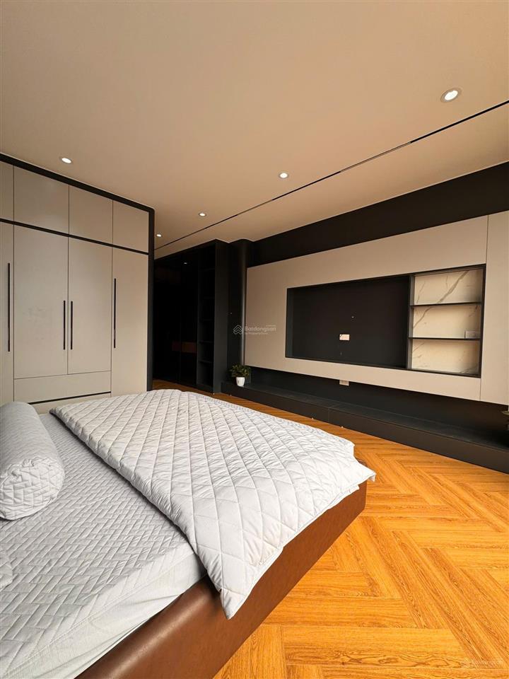 Cần tiền bán gấp nhà bát khối 7 tầng 52m2, thang máy, gara ô tô full nội thất cao cấp
