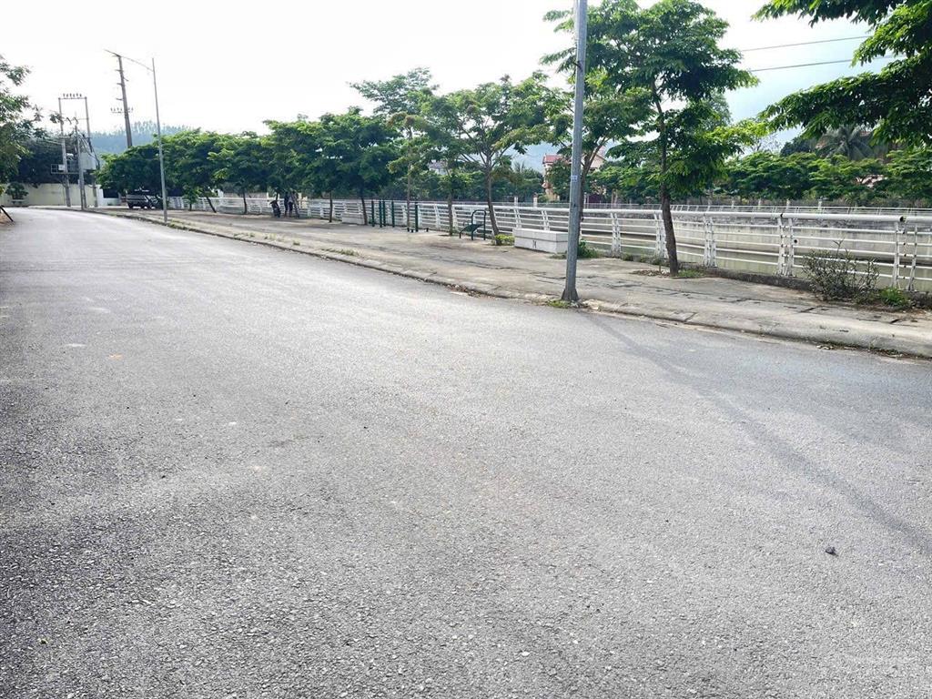 Bán lô góc đất đấu giá 119m view hồ