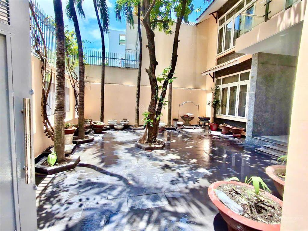 Vị trí vàng! chính chủ bán biệt thự sân vườn hẻm xe tải 8m  204m2, ở hay kinh doanh đều được!