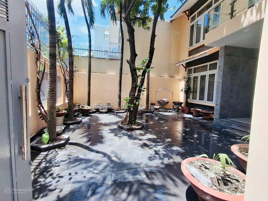 Vị trí vàng! chính chủ cho thuê biệt thự sân vườn hẻm xe tải 8m  204m2, ở hay kinh doanh đều được