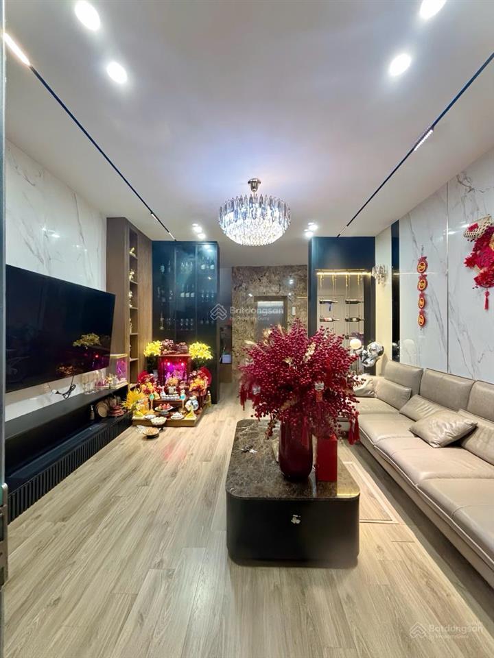 Bán nhà tại trung tâm q.thanh xuân 65m6 tầng thang máy mặt tiền 5,2m  chỉ 14,2 tỷ. lô góc,ô tô.