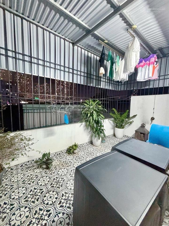 Bán nhà tại trung tâm q.thanh xuân 65m6 tầng thang máy mặt tiền 5,2m  chỉ 14,2 tỷ. lô góc,ô tô.