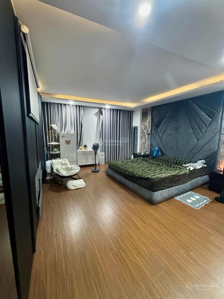 Bán nhà tại trung tâm q.thanh xuân 65m6 tầng thang máy mặt tiền 5,2m  chỉ 14,2 tỷ. lô góc,ô tô.