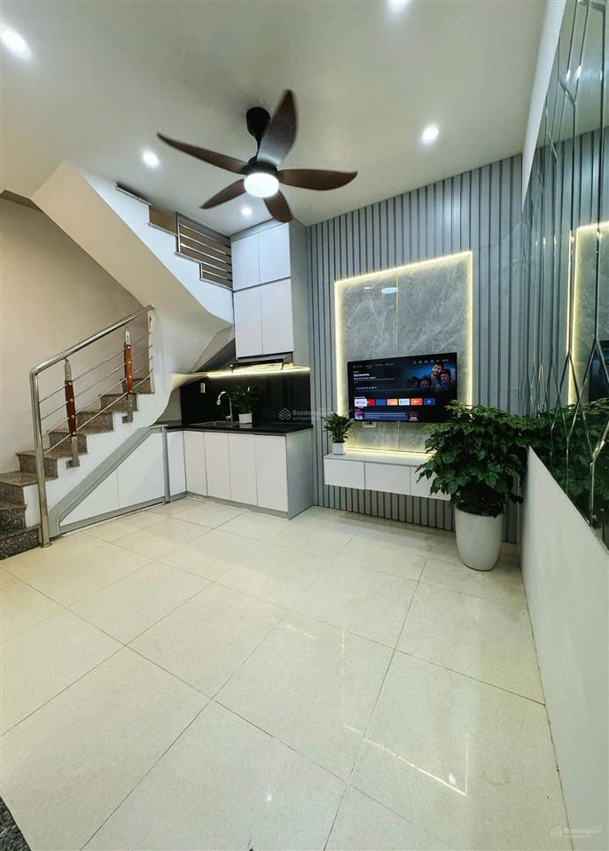 Chính chủ cần bán nhà hồ ba mẫu dt 20m ,4 tầng ,3ngủ nhà đẹp về ở ngay, full nội thất xịn sò