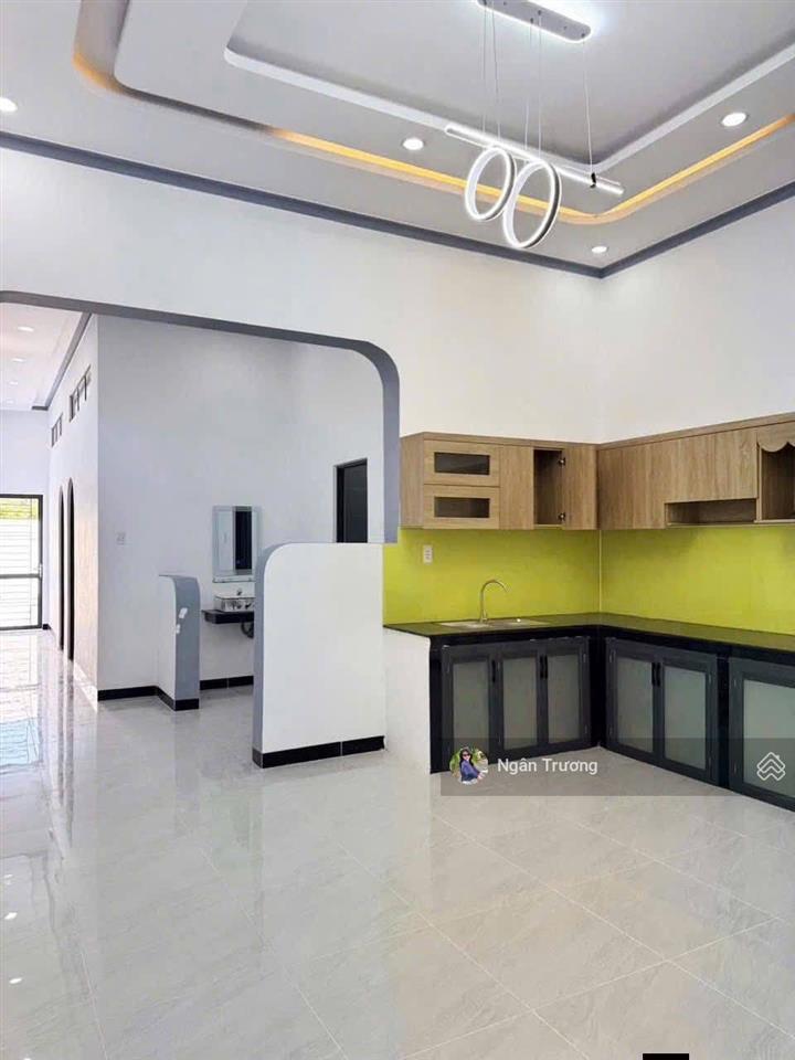 Chủ ngộp bank bán gấp nhà mới xây tổng đất 180m2, shr, đường huỳnh thị hương, giá 1tỷ3
