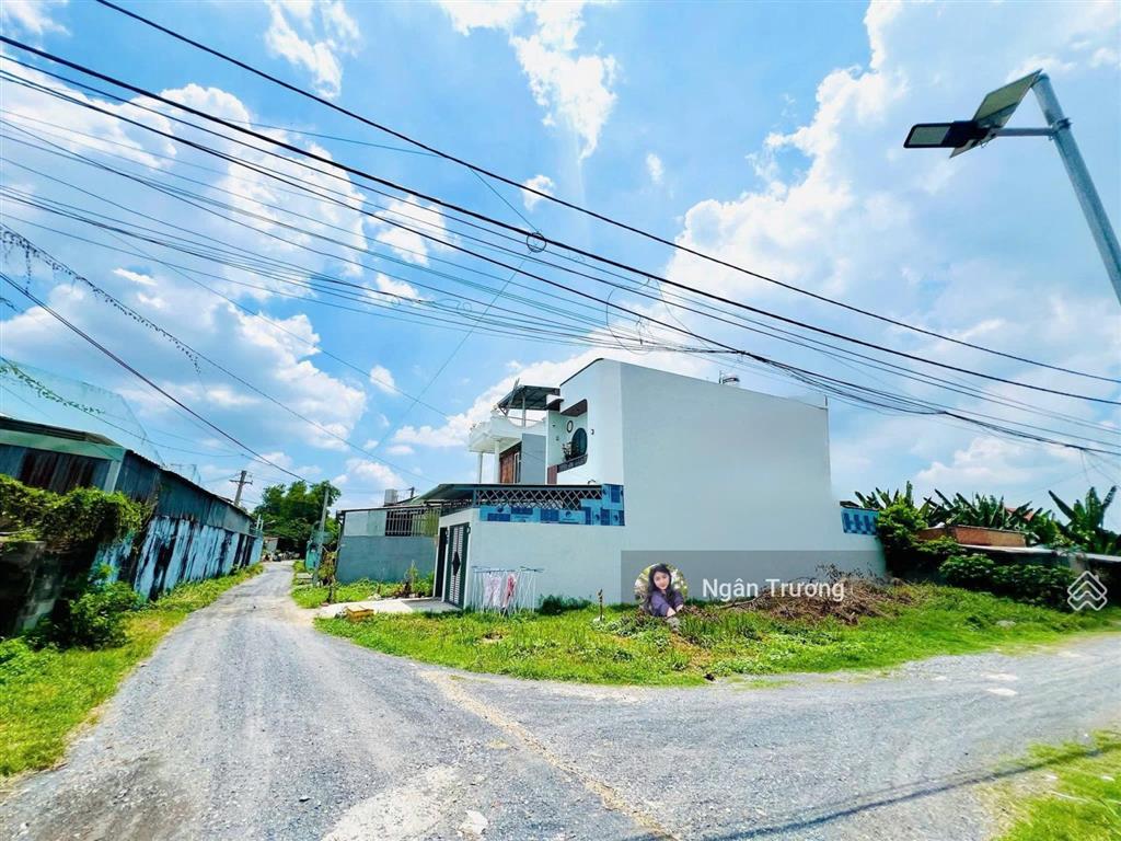 Đất ngộp 2 mặt tiền 200m2 có sẵn thổ  shr  cách ql22 chỉ 200m  giá chỉ 1,6 tỷ