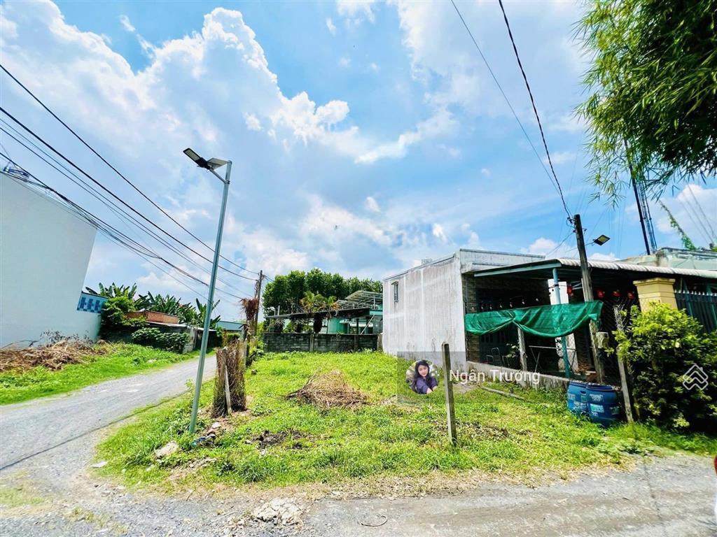 Đất ngộp 2 mặt tiền 200m2 có sẵn thổ  shr  cách ql22 chỉ 200m  giá chỉ 1,6 tỷ