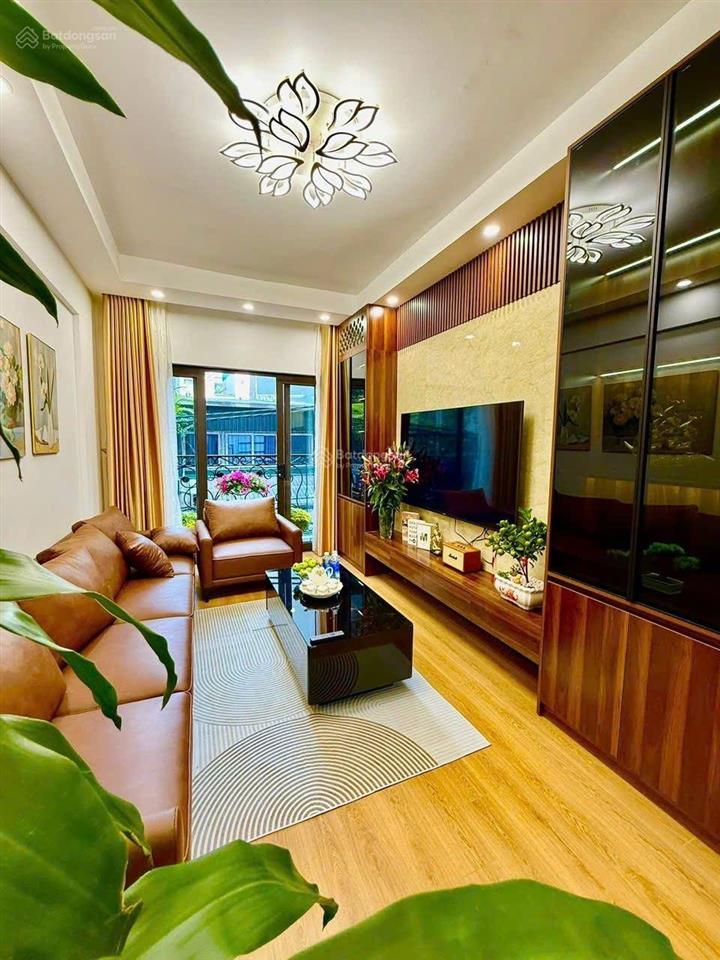 Con đi du học thiếu tiền bán gấp 37m hoang mai oto đỗ cửa, 2 mặt thoáng. full nội thất hơn 10 tỷ