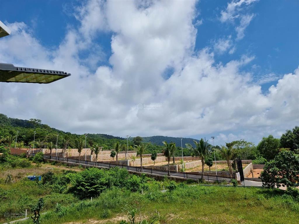 Bán giá tốt 1275m2, sẵn 300m2 thổ cư và nhà nhỏ, gần trung tâm dương đông