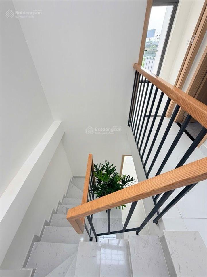 Nhà mới 3 tầng bưng ông thoàn, phú hữu (q9)
dt 53.5m 4pn 4wc
hẻm xe hơi, cách mặt tiền 100m