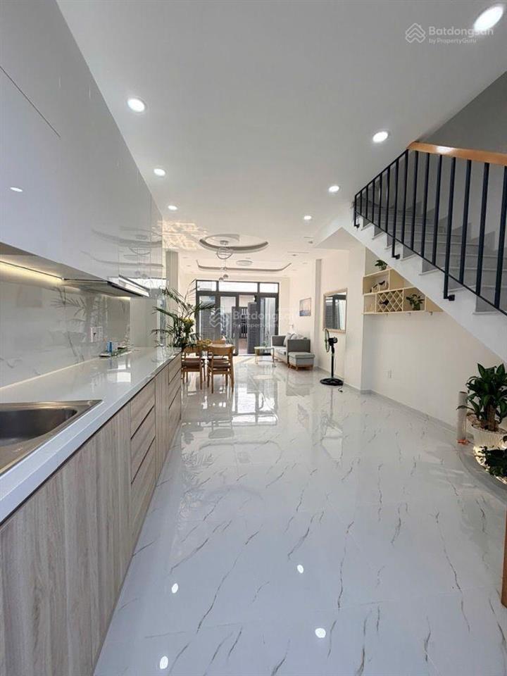 Nhà mới 3 tầng bưng ông thoàn, phú hữu (q9)
dt 53.5m 4pn 4wc
hẻm xe hơi, cách mặt tiền 100m