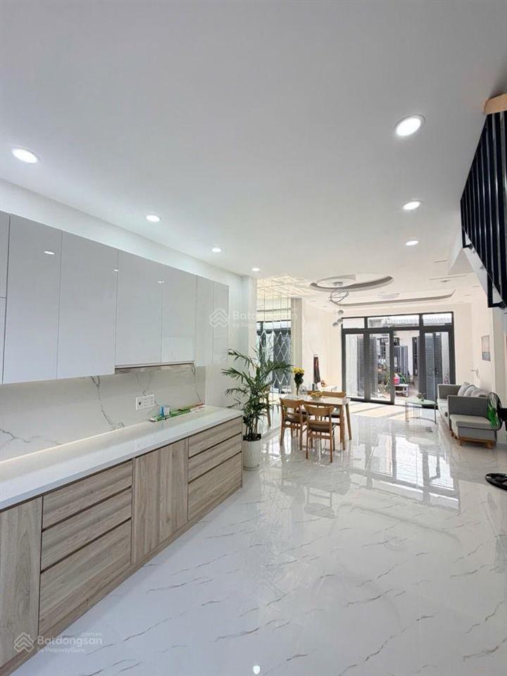 Nhà mới 3 tầng bưng ông thoàn, phú hữu (q9)
dt 53.5m 4pn 4wc
hẻm xe hơi, cách mặt tiền 100m