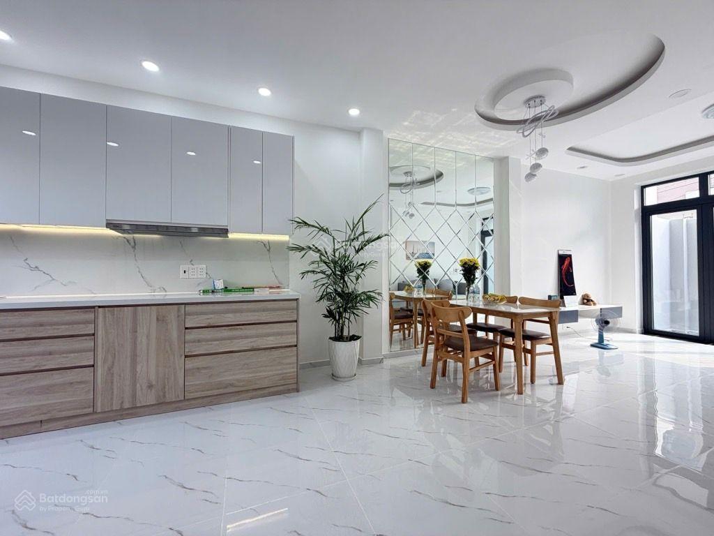 Nhà mới 3 tầng bưng ông thoàn, phú hữu (q9)
dt 53.5m 4pn 4wc
hẻm xe hơi, cách mặt tiền 100m