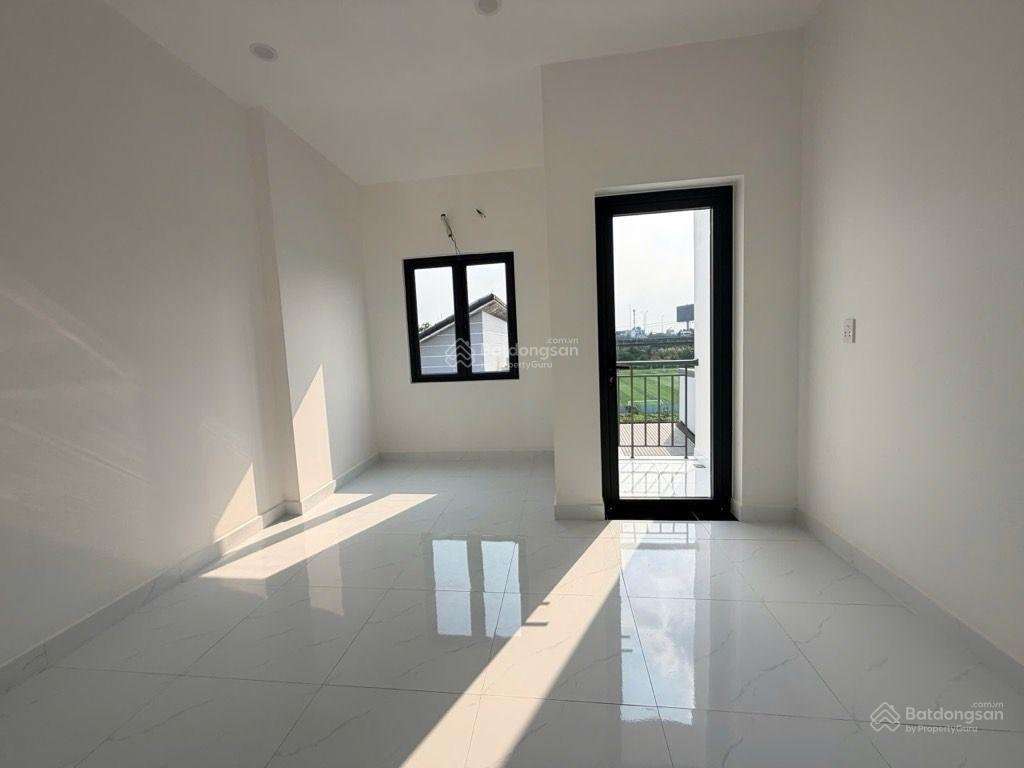 Nhà mới 3 tầng bưng ông thoàn, phú hữu (q9)
dt 53.5m 4pn 4wc
hẻm xe hơi, cách mặt tiền 100m