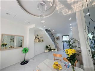 Nhà mới 3 tầng bưng ông thoàn, phú hữu (q9)
dt 53.5m 4pn 4wc
hẻm xe hơi, cách mặt tiền 100m