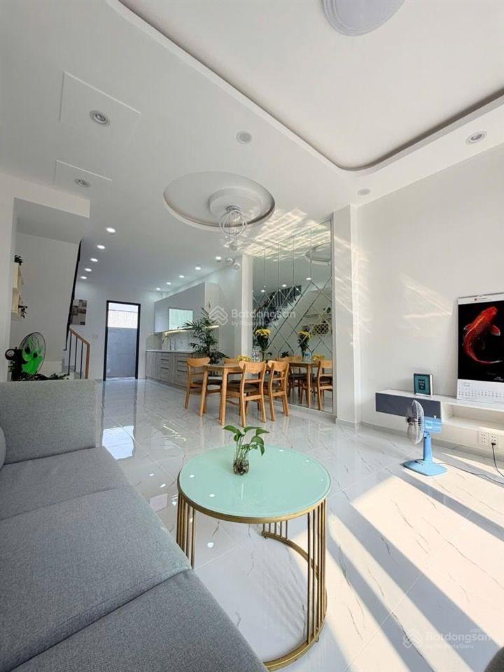 Nhà mới 3 tầng bưng ông thoàn, phú hữu (q9)
dt 53.5m 4pn 4wc
hẻm xe hơi, cách mặt tiền 100m