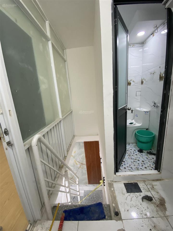 Bán nhà riêng tại trường sơn, p 15, q10, 2,7 tỷ, 2pn  3wc đối diện công viên lê thị riêng