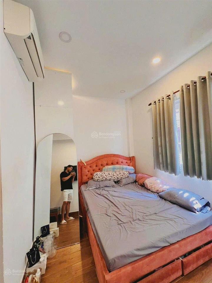 Bán nhà giá 5,5 tỷ tại hoàng sa, p 11, q3, cách 1 căn ra mặt tiền đường hoàng sa.