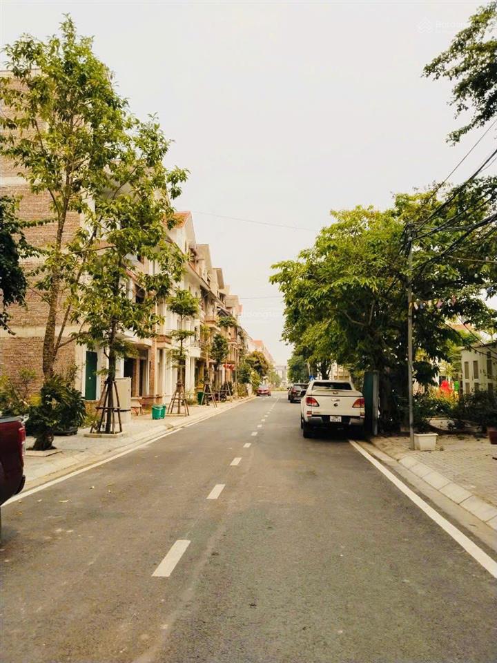 Gia đình cần bán lk 75m giá nhỉnh 12 tỷ bé dự án cienco 5 tập lập đan phượng hn. do nhà có việc.