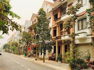 Gia đình cần bán lk 75m giá nhỉnh 12 tỷ bé dự án cienco 5 tập lập đan phượng hn. do nhà có việc.