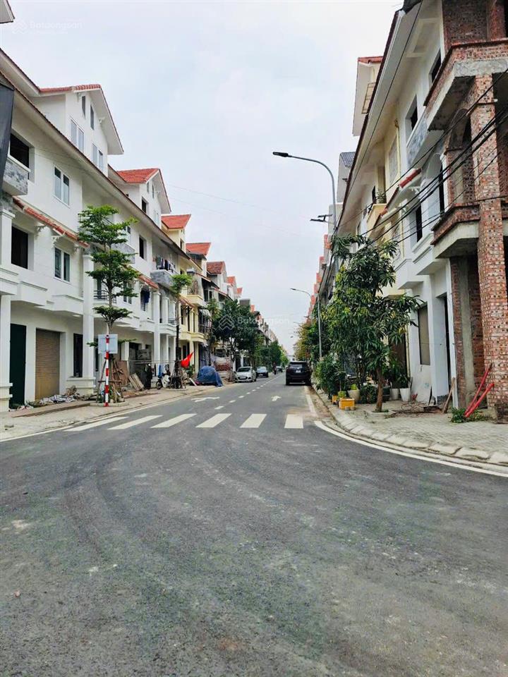 Gia đình cần bán lk 75m giá nhỉnh 12 tỷ bé dự án cienco 5 tập lập đan phượng hn. do nhà có việc.