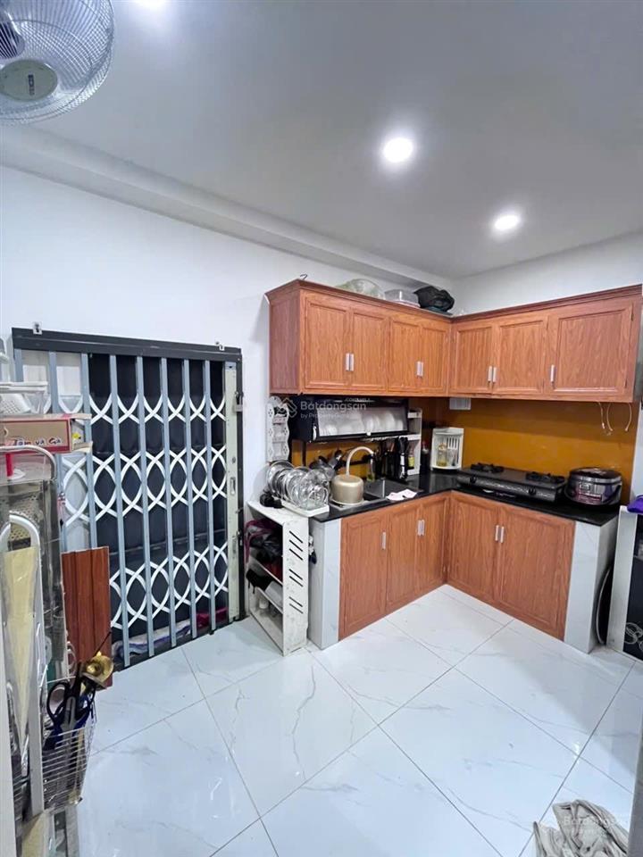 Bán nhà riêng căn góc hai mặt hẻm, ô tô đậu cửa. có cửa hông thông thoáng, mát mẻ, sổ hồng riêng