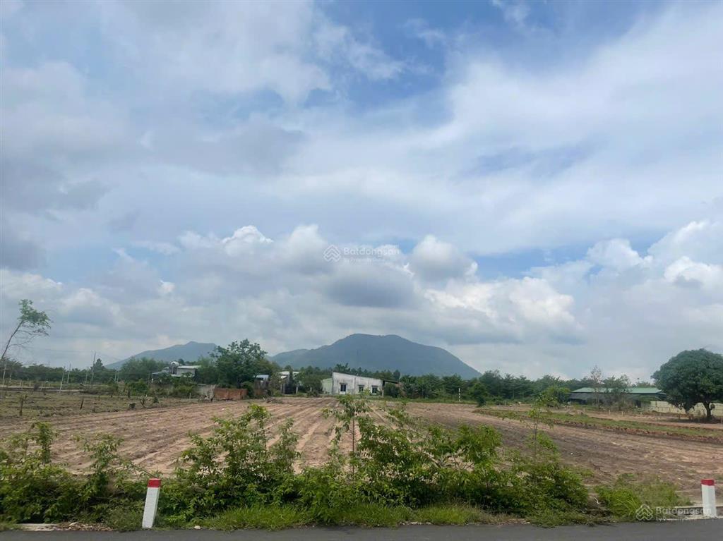 Bán lô đất 2 mặt tiền trước sau, gần hồ châu pha phù hợp làm nhà trọ cho thuê. giá 2,9 triệu/m²