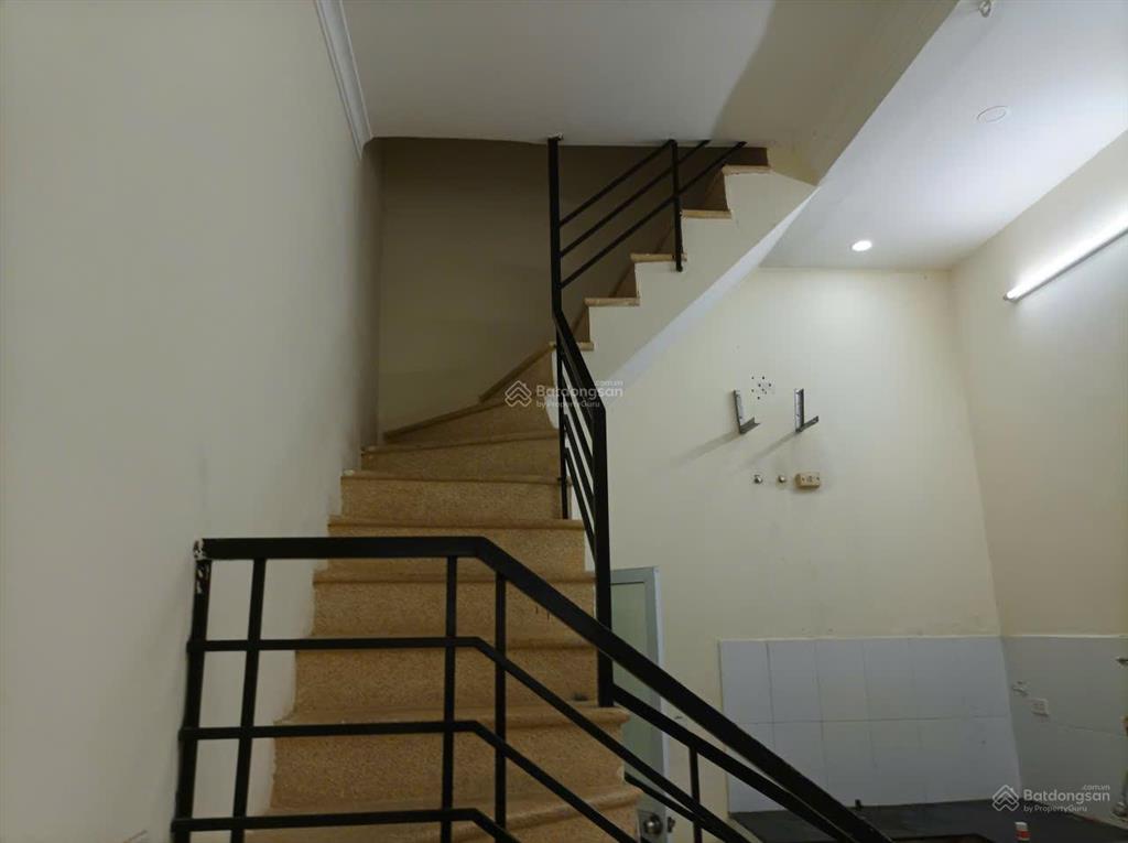Cần bán nhà cấp 4 măt ngõ 228 tam trinh. nhà ba mặt thoáng, xung quanh nhiều hồ và công viên.