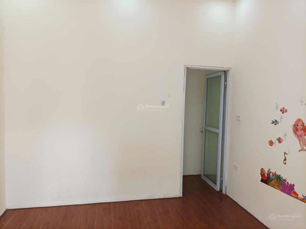 Cần bán nhà cấp 4 măt ngõ 228 tam trinh. nhà ba mặt thoáng, xung quanh nhiều hồ và công viên.