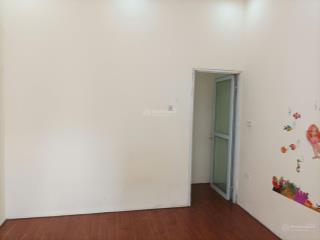 Cần bán nhà cấp 4 măt ngõ 228 tam trinh. nhà ba mặt thoáng, xung quanh nhiều hồ và công viên.