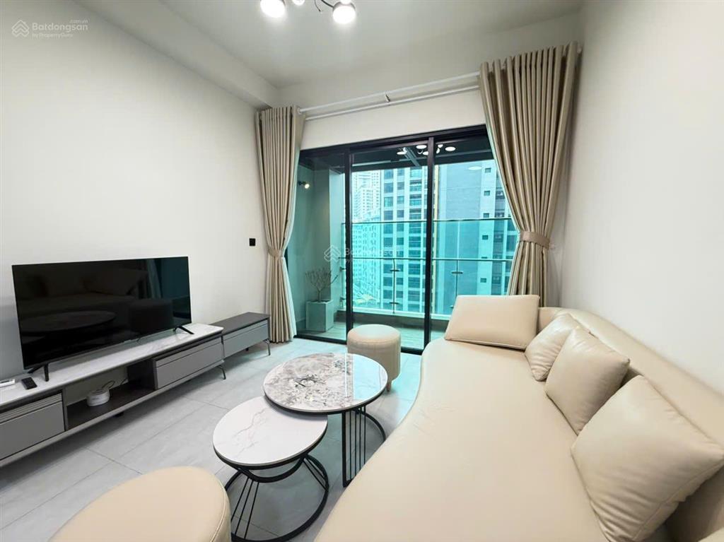 Thuê ngay 2pn2wc 86m2 nt mới 100% ban công view thoáng ngay bến vân đồn q4 sát q1  0775 924 ***
