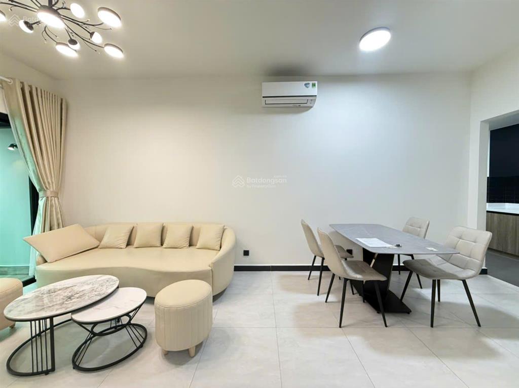 Thuê ngay 2pn2wc 86m2 nt mới 100% ban công view thoáng ngay bến vân đồn q4 sát q1  0775 924 ***