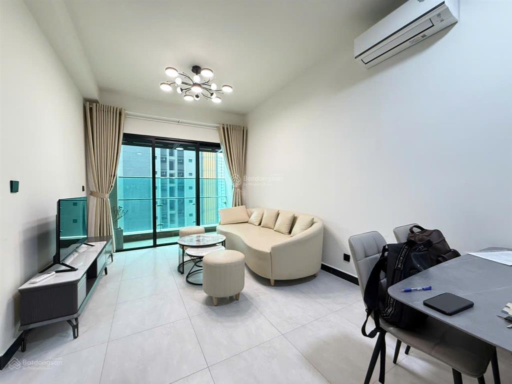 Thuê ngay 2pn2wc 86m2 nt mới 100% ban công view thoáng ngay bến vân đồn q4 sát q1  0775 924 ***