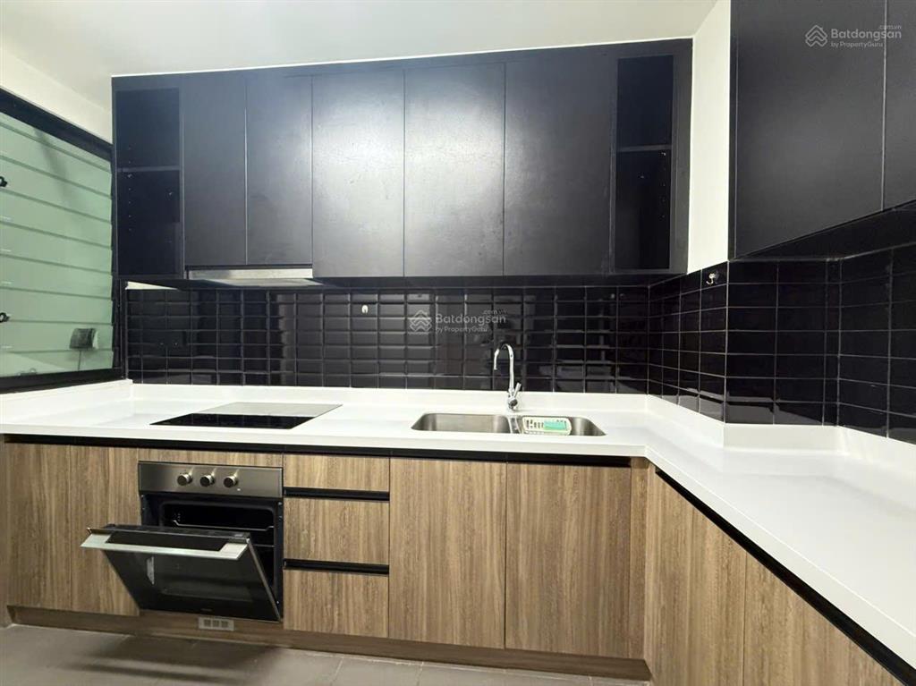 Thuê ngay 2pn2wc 86m2 nt mới 100% ban công view thoáng ngay bến vân đồn q4 sát q1  0775 924 ***