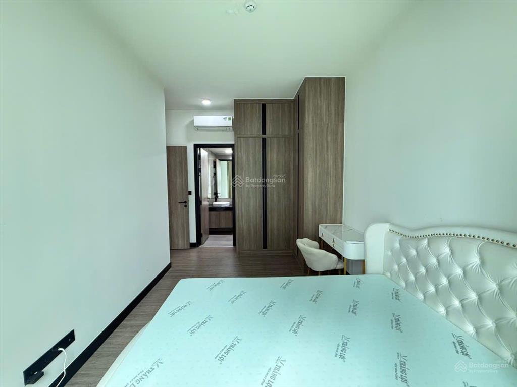 Thuê ngay 2pn2wc 86m2 nt mới 100% ban công view thoáng ngay bến vân đồn q4 sát q1  0775 924 ***