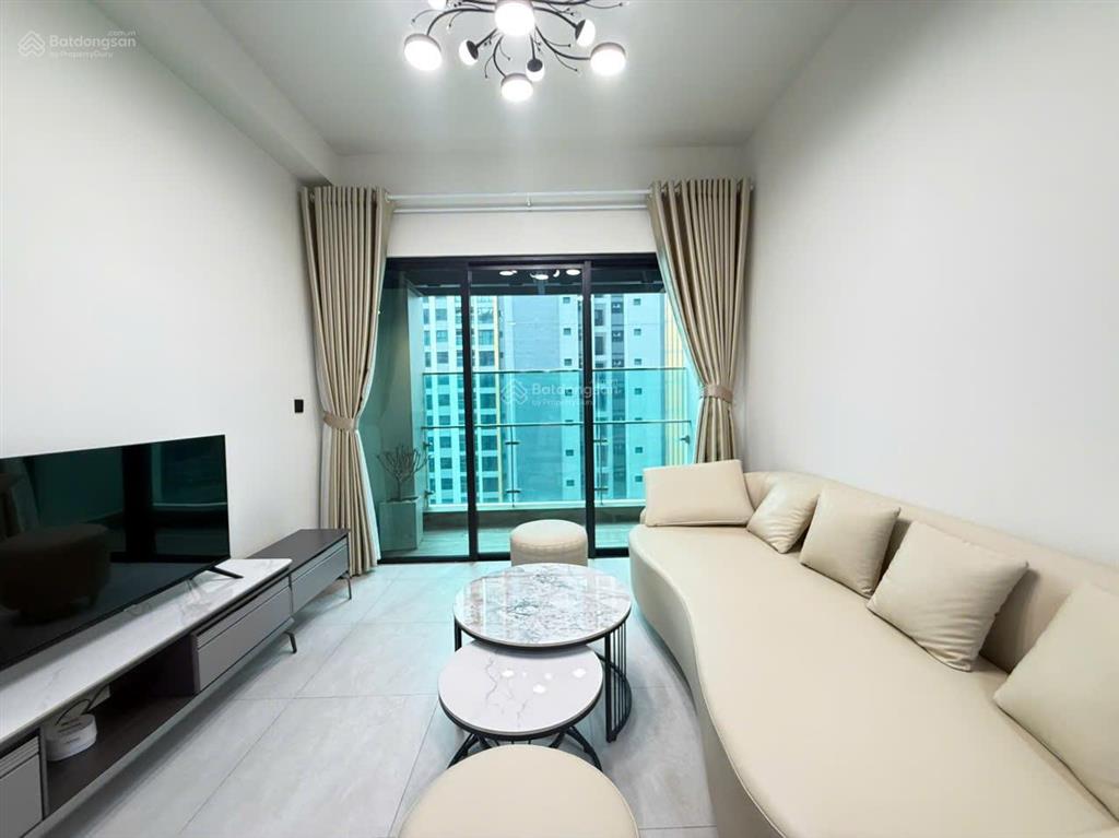 Thuê ngay 2pn2wc 86m2 nt mới 100% ban công view thoáng ngay bến vân đồn q4 sát q1  0775 924 ***