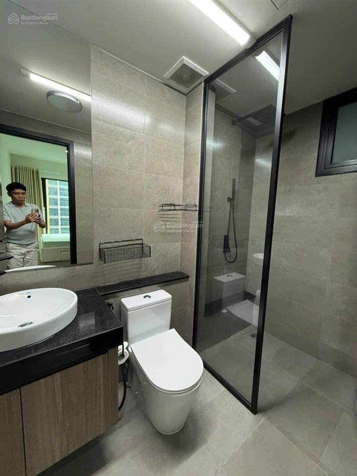 Thuê ngay 2pn2wc 86m2 nt mới 100% ban công view thoáng ngay bến vân đồn q4 sát q1  0775 924 ***