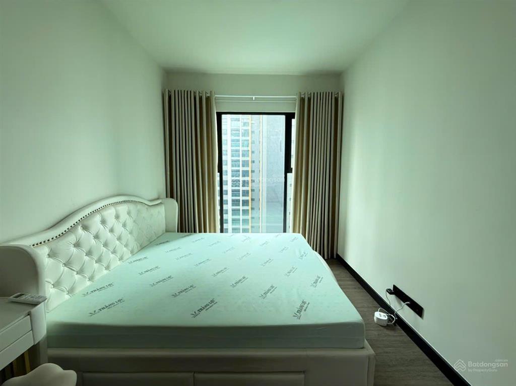 Thuê ngay 2pn2wc 86m2 nt mới 100% ban công view thoáng ngay bến vân đồn q4 sát q1  0775 924 ***