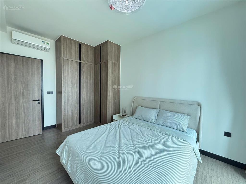Thuê de la sol 2pn2wc 86m2 mới 100% tone trắng ban công bến vân đồn quận 4 sát q1 q3  0775 924 ***