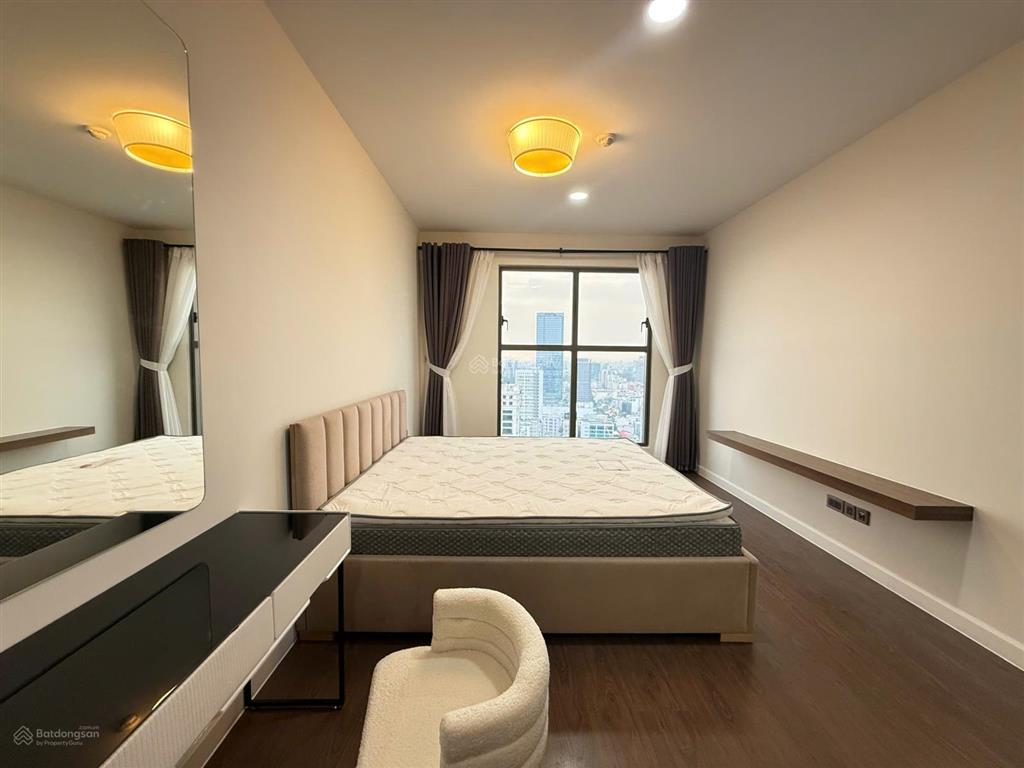 Thuê saigon royal 2pn 88m2 ban công view sông, cầu basol sát bến vân đồn quận 4 sát q1  077594600